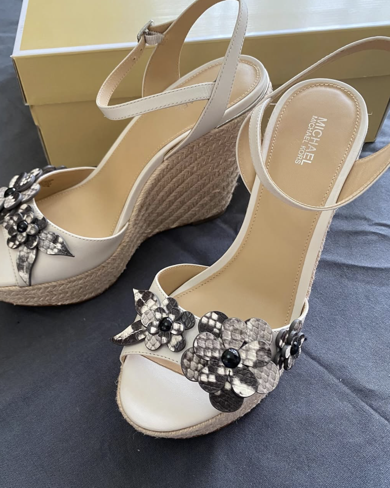 MICHAEL KORS, for ladies, Lora, wedges, floral white *tatty box - Image 2