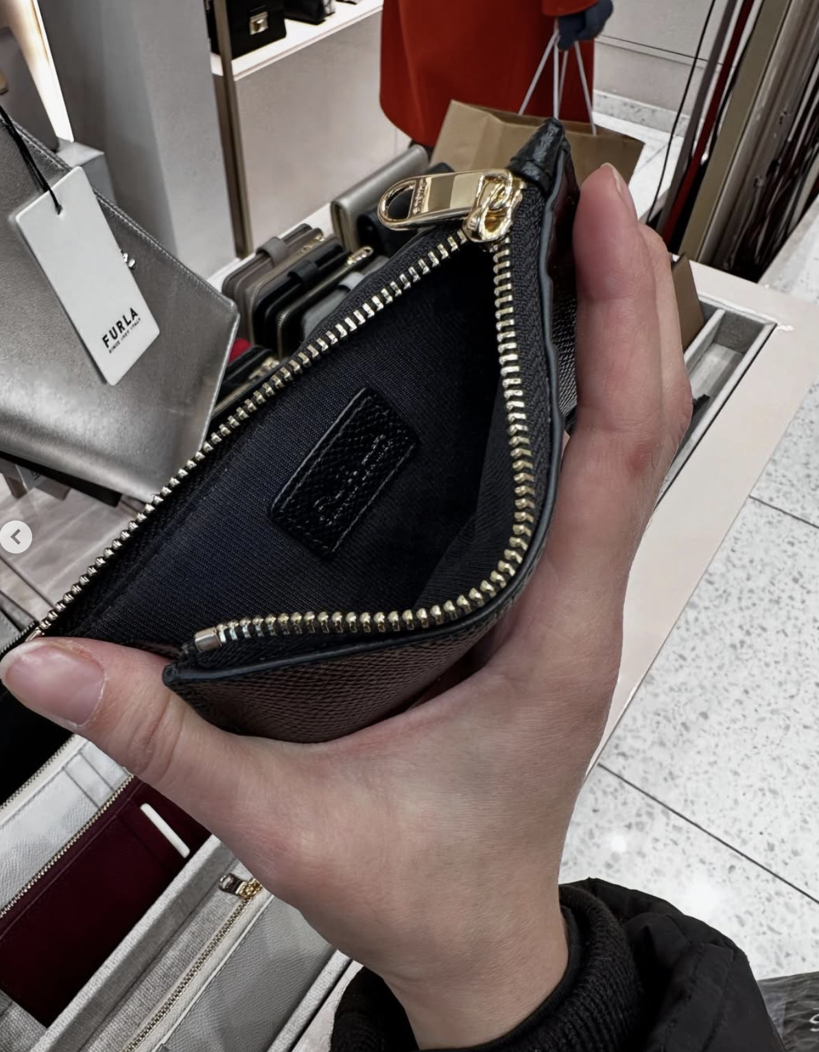 FURLA, classic, medium zip card holder, leather black - Image 3