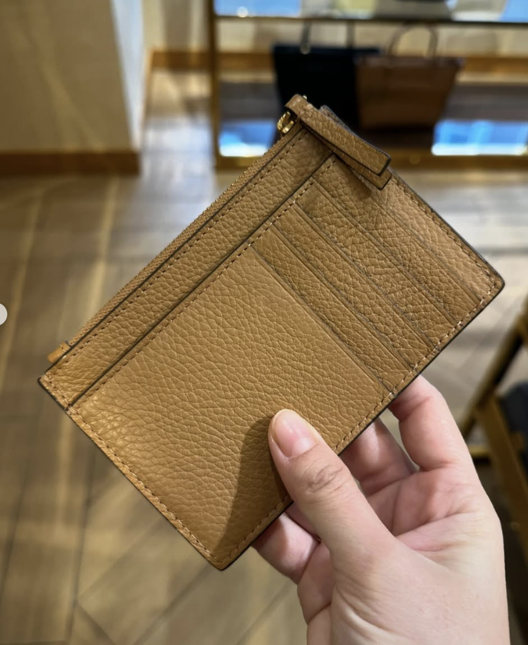 TORY BURCH, britten, medium zip card holder, brown - Image 3